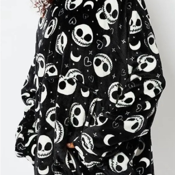 Nightmare Before Christmas black/white blanket hoodie. NEW WITH TAGS - Picture 5 of 7